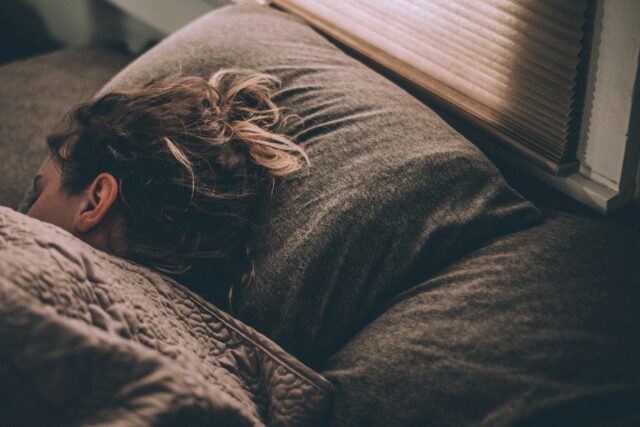 睡眠時間と死亡率の関係：長すぎても短すぎてもリスクが高まる？
