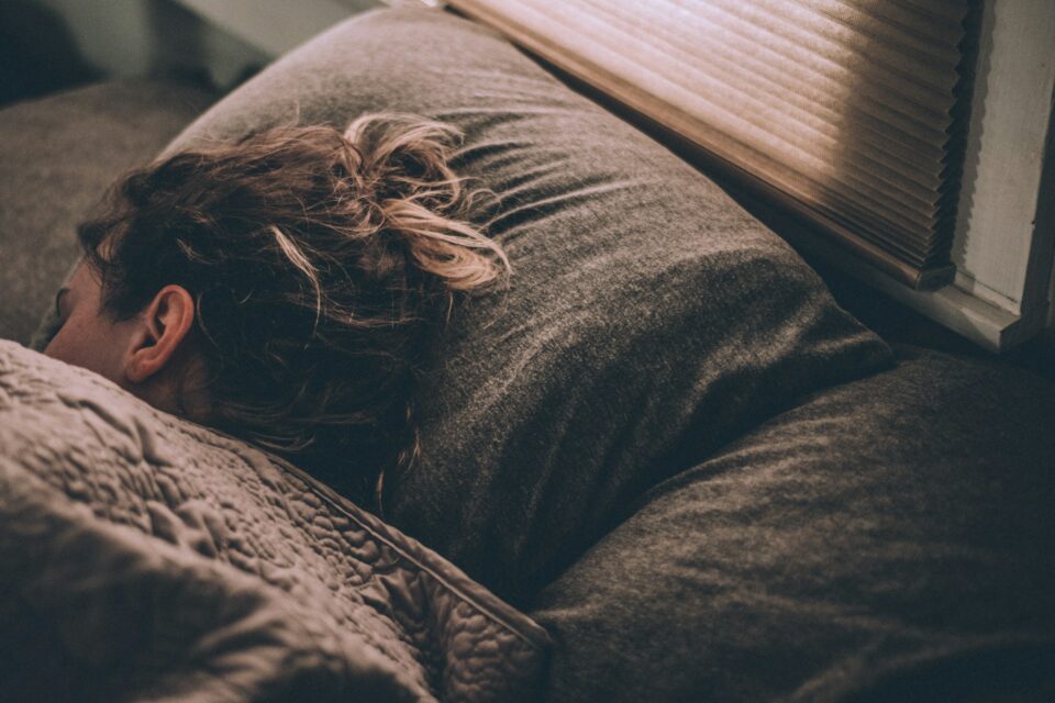 長時間睡眠と短時間睡眠が健康に与える影響を解説する記事のアイキャッチ